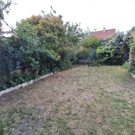 Сasa de vacaciones House With Garden Near Paris Houilles